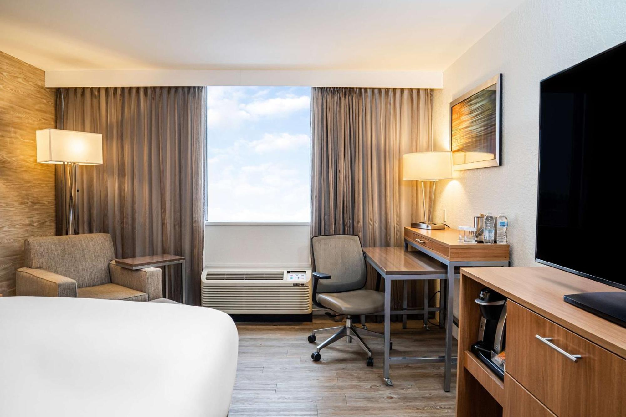 Doubletree By Hilton Kitchener Hotel Ngoại thất bức ảnh