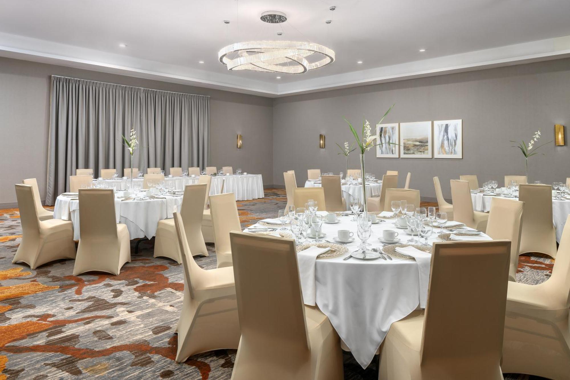 Doubletree By Hilton Kitchener Hotel Ngoại thất bức ảnh